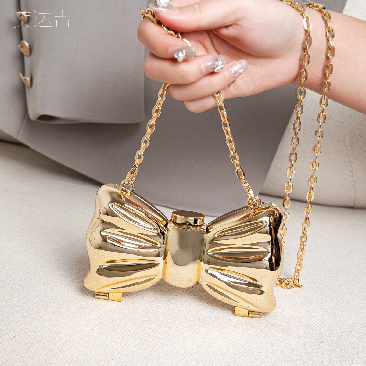 Glossy Gold Metal Bow Shaped M - огляд і ціна Luxury Bags Mini