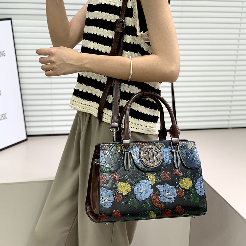 Vintage Floral Embossed Tote B - огляд і ціна Luxury Bags That Are Vegan